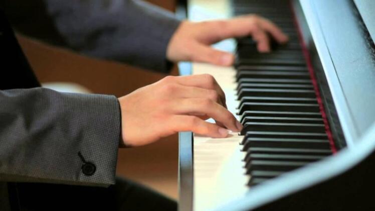 نوازندگی با پیانو رولند HP-508