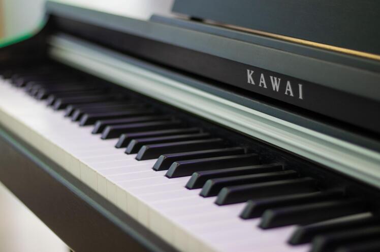 نوازندگی با پیانو کاوایی KDP-110