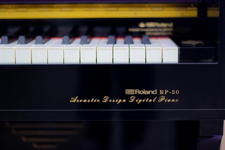 بررسی کامل پیانو دیجیتال رولند مدل RP30