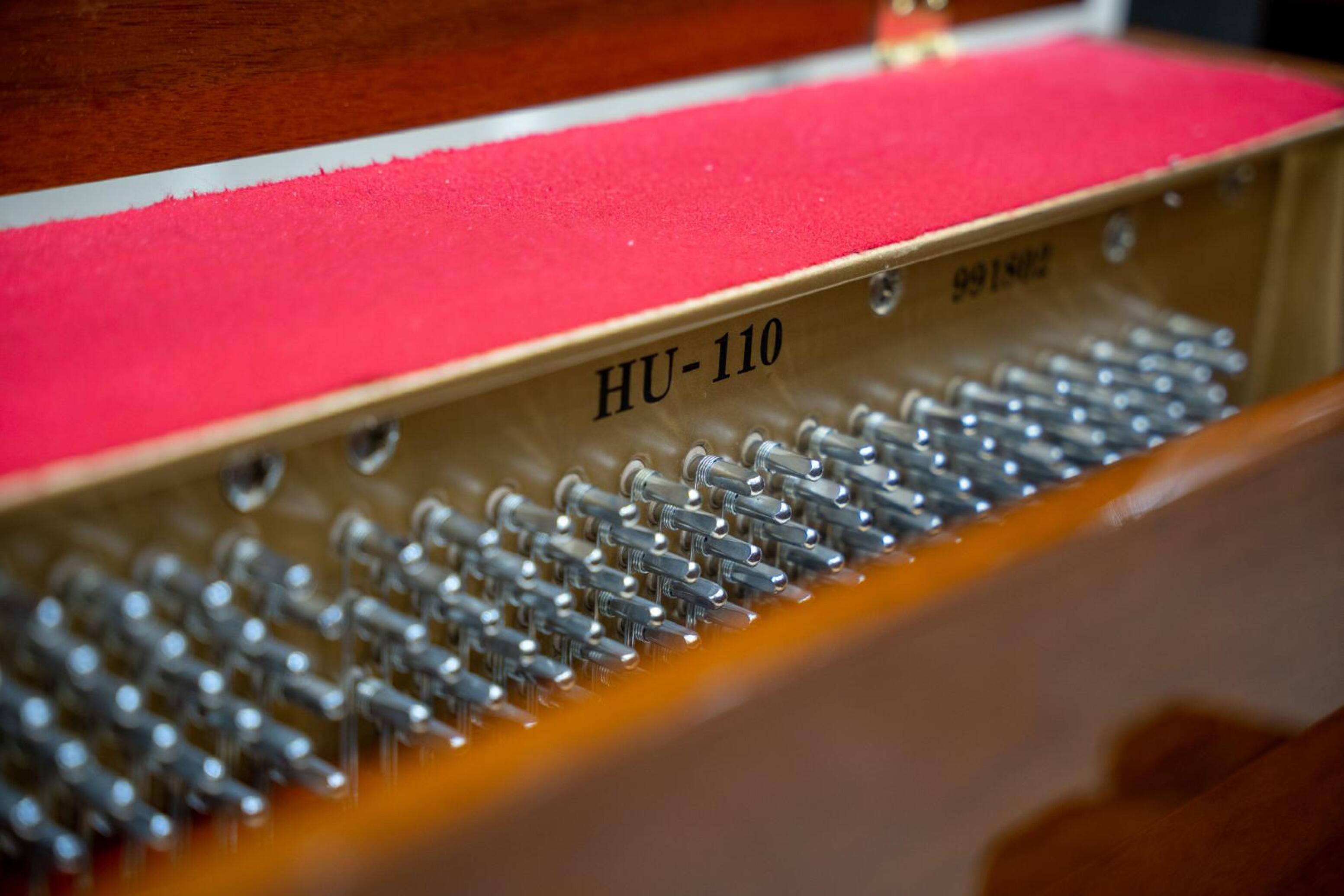  پیانو آکوستیک دیواری چلوریس HU-110 