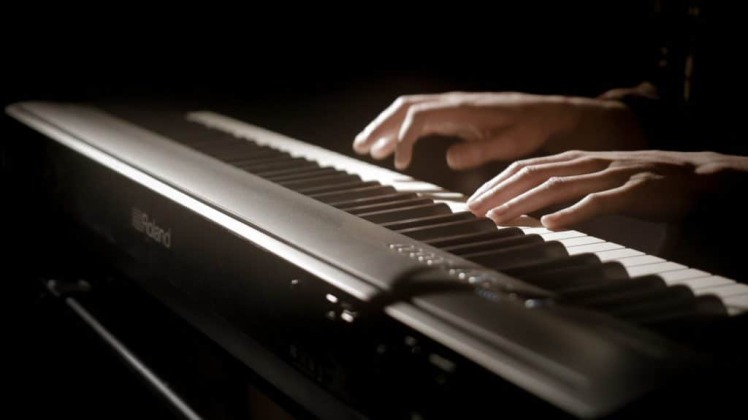 تست نوازندگی با پیانو رولند FP-30 ( ویدیو )